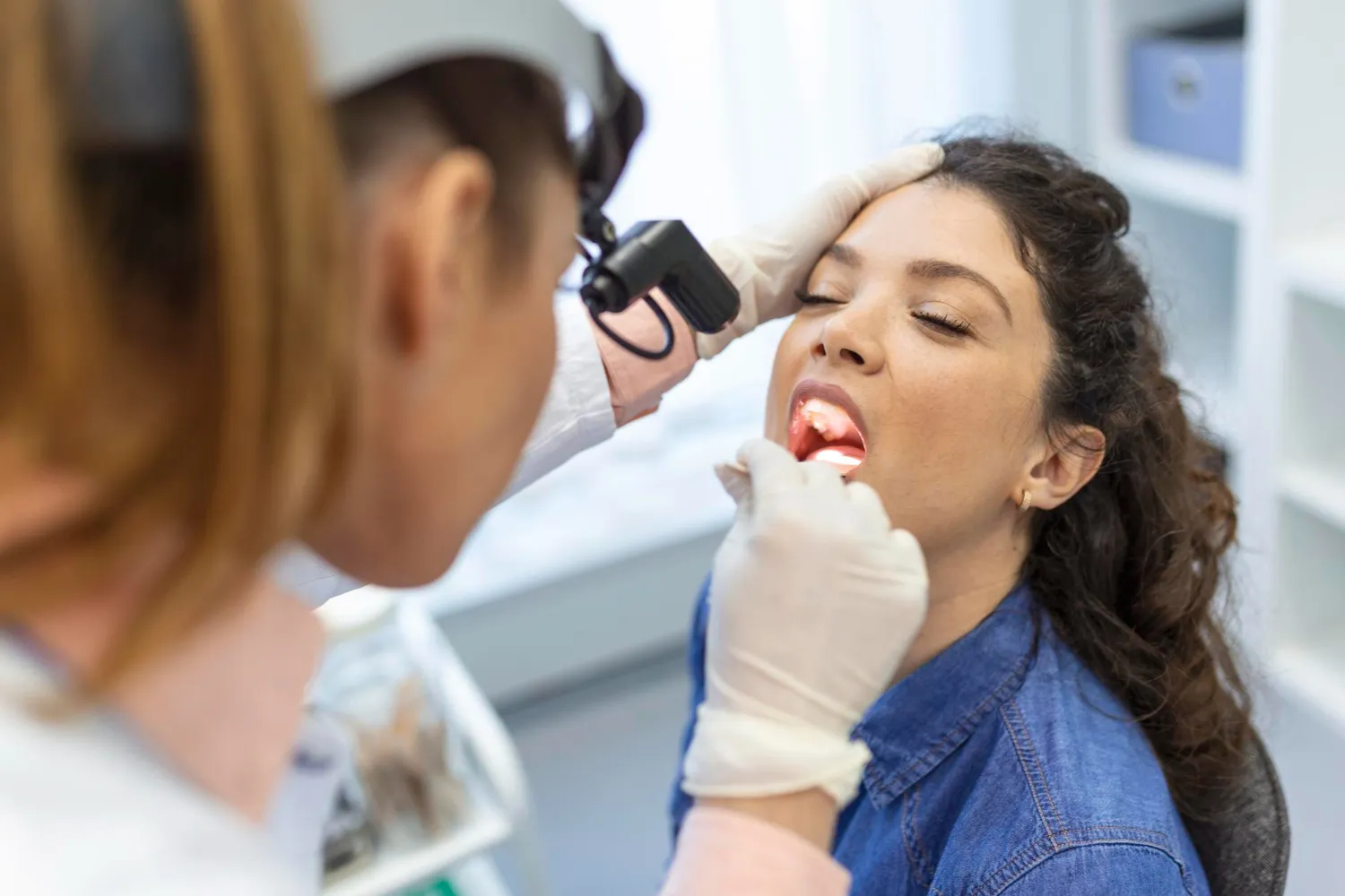 Proses Veneers Tanpa Preparasi di Klinik Gigi
